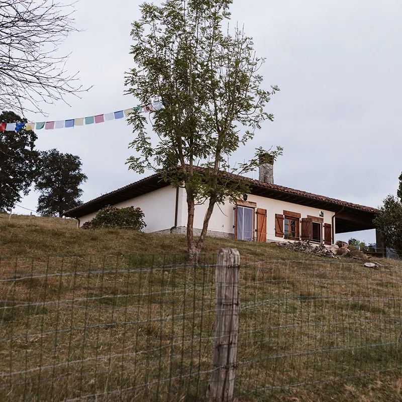 Exterior de la casa de retiros Antara Veda en Cangas de Onís